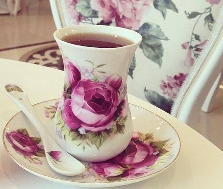 Çiçek desenli çay bardakları