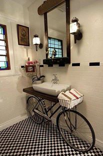 Bisiklet ile lavabo dekorasyonu