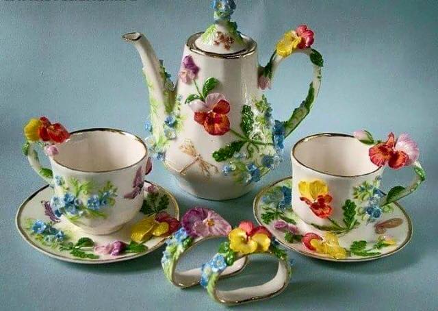 Çiçekli porselen çay takımı