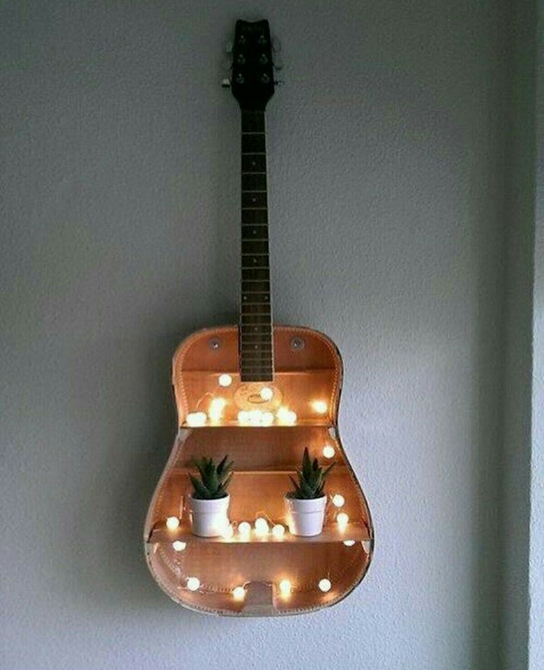 Gitardan dekoratif raf