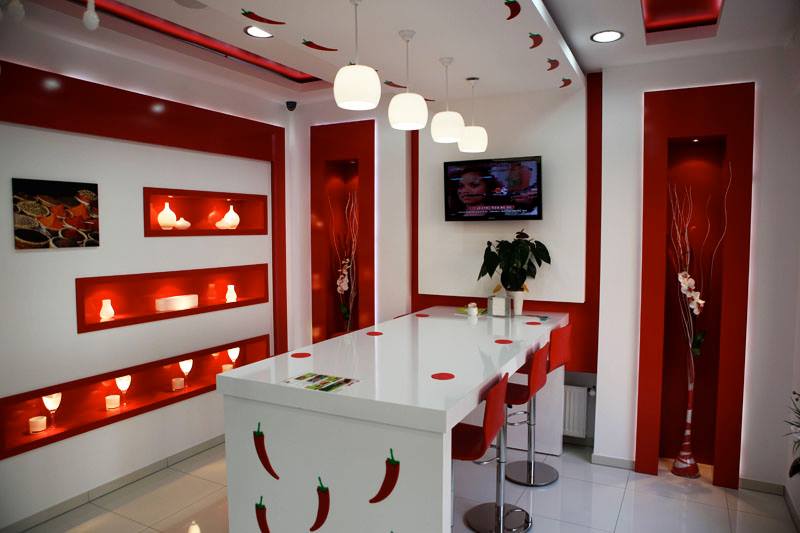 Kırmızı beyaz mutfak dekorasyonu