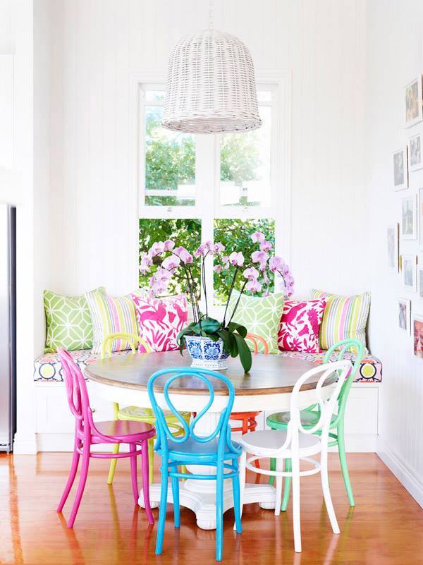 Masa kenarlarına renkli sandalyeler