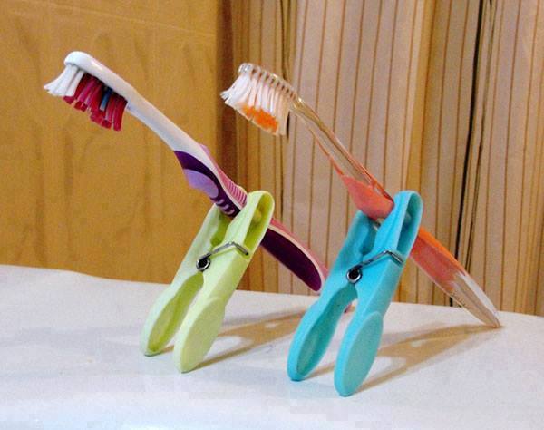 Diş fırçalarınız için mandalla ayaklık