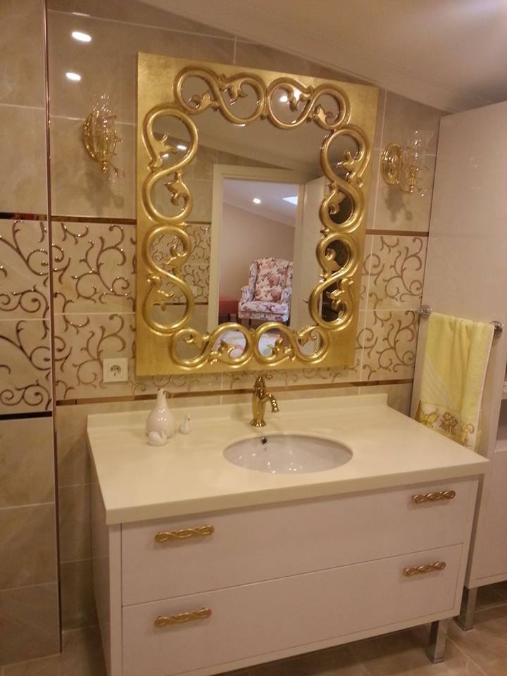 Sarı varaklı banyo aynası