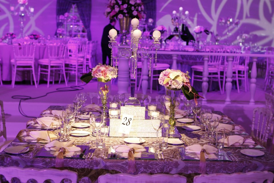 Çiçekli ve şamdanlı düğün dekorasyonları