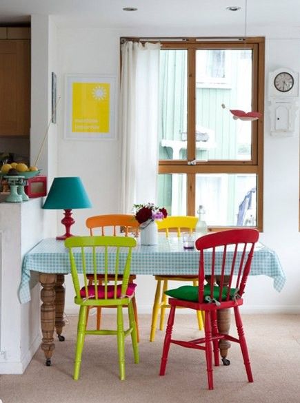 Evleriniz renkli sandalyeler