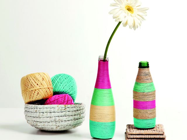 Renkli iplerden dekorasyon şişe vazo